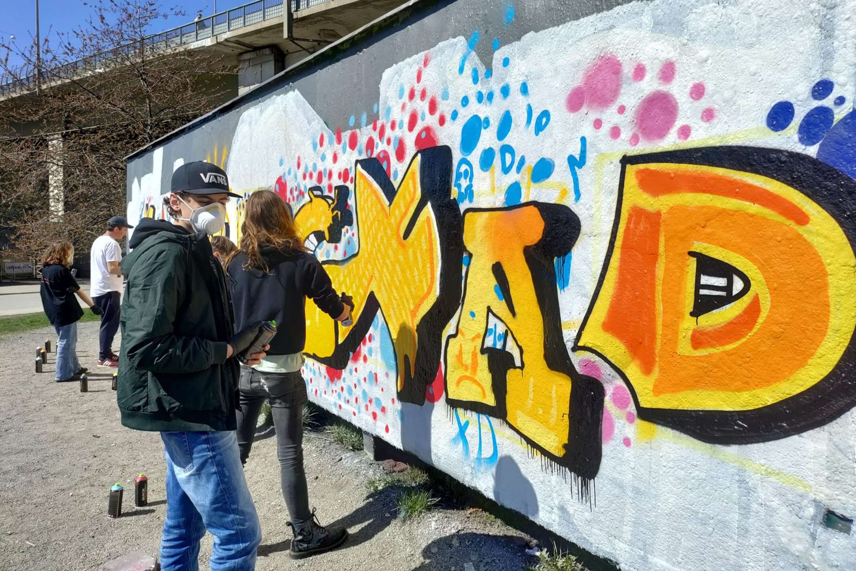 Graffitikonst hade eleverna inte gjort tidigare, men de tyckte det var kul att få testa på det nu, berättar Karin Lewerin. 