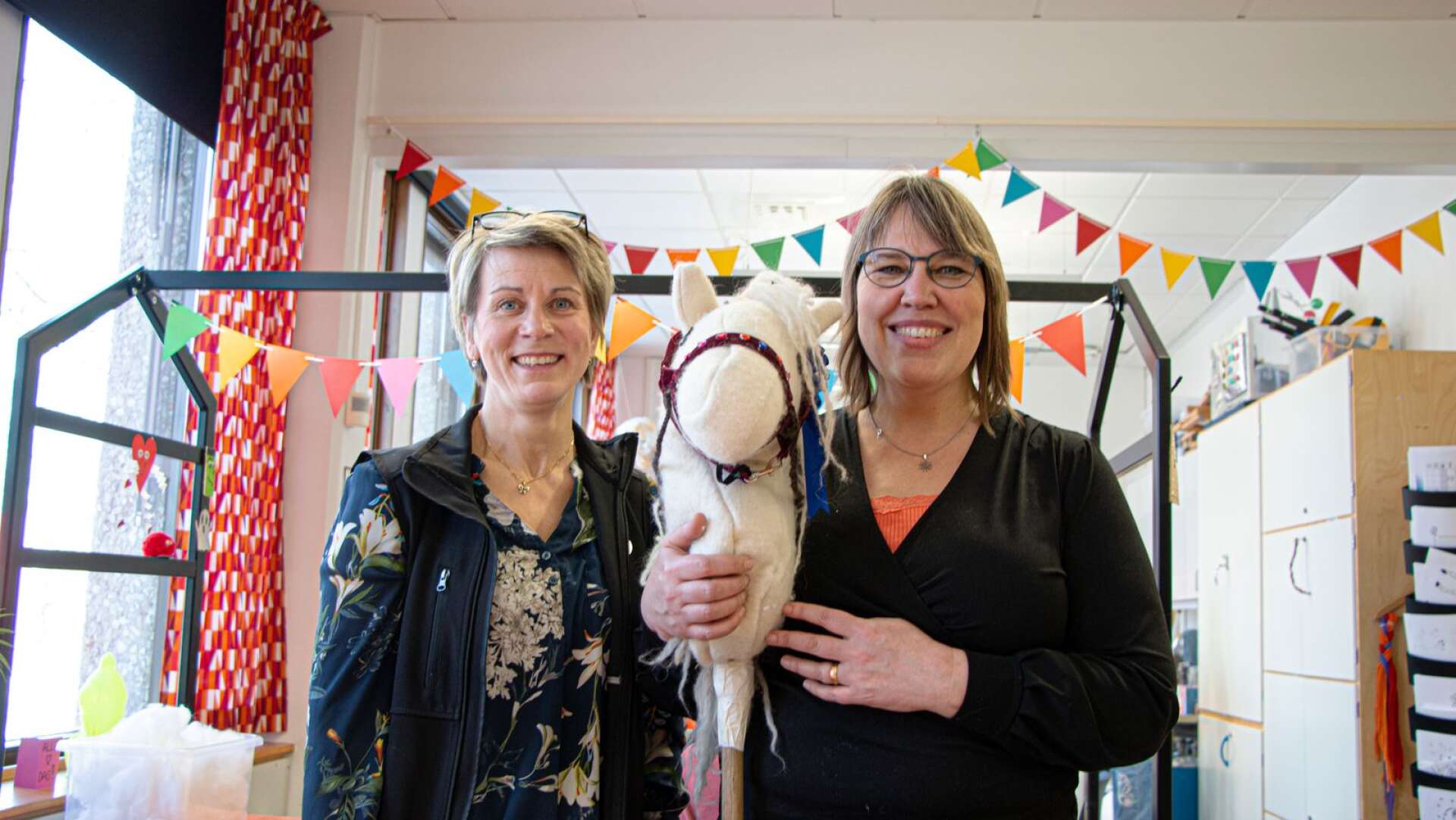 Bibliotekarie Weronica Johansson och barnboksförfattaren Angelica Öhrn bjöd i tisdags tillsammans med kollegor in till en mycket populär workshop i hur man bygger käpphäst.
