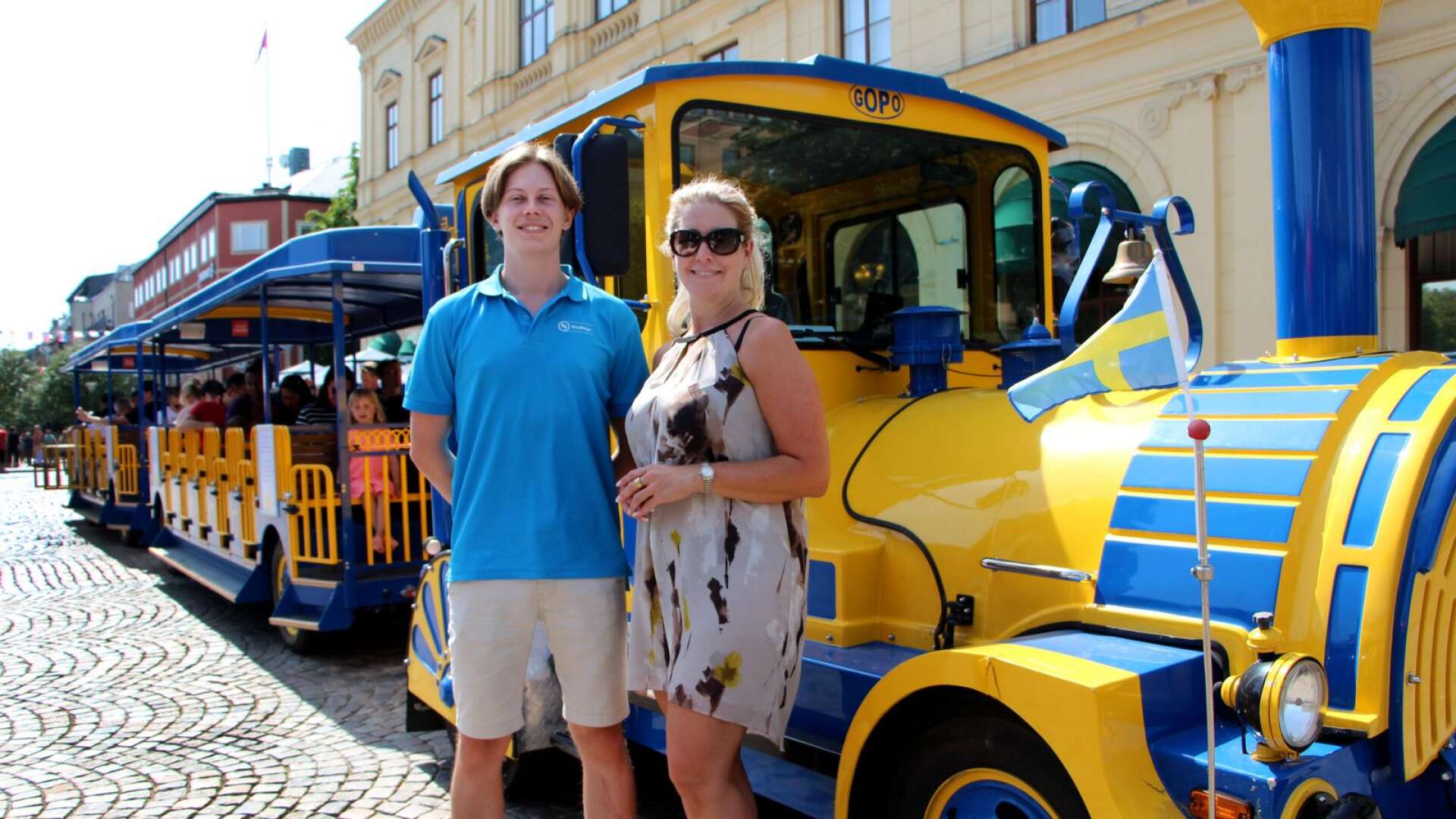 Sightseeingtåget i Karlstad har varit mycket populärt. På bilden föraren Anton Ackerot och delägaren Maria Dahlbom.