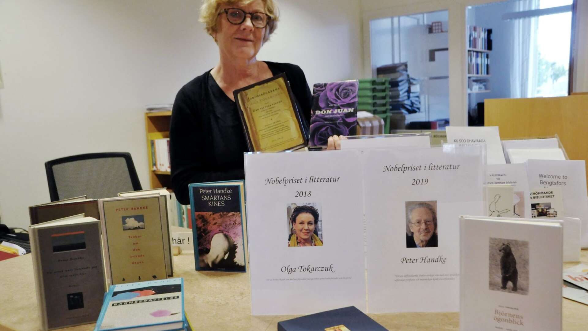 Bibliotekarien Kerstin Vogel med några av Nobelpristagarnas titlar.