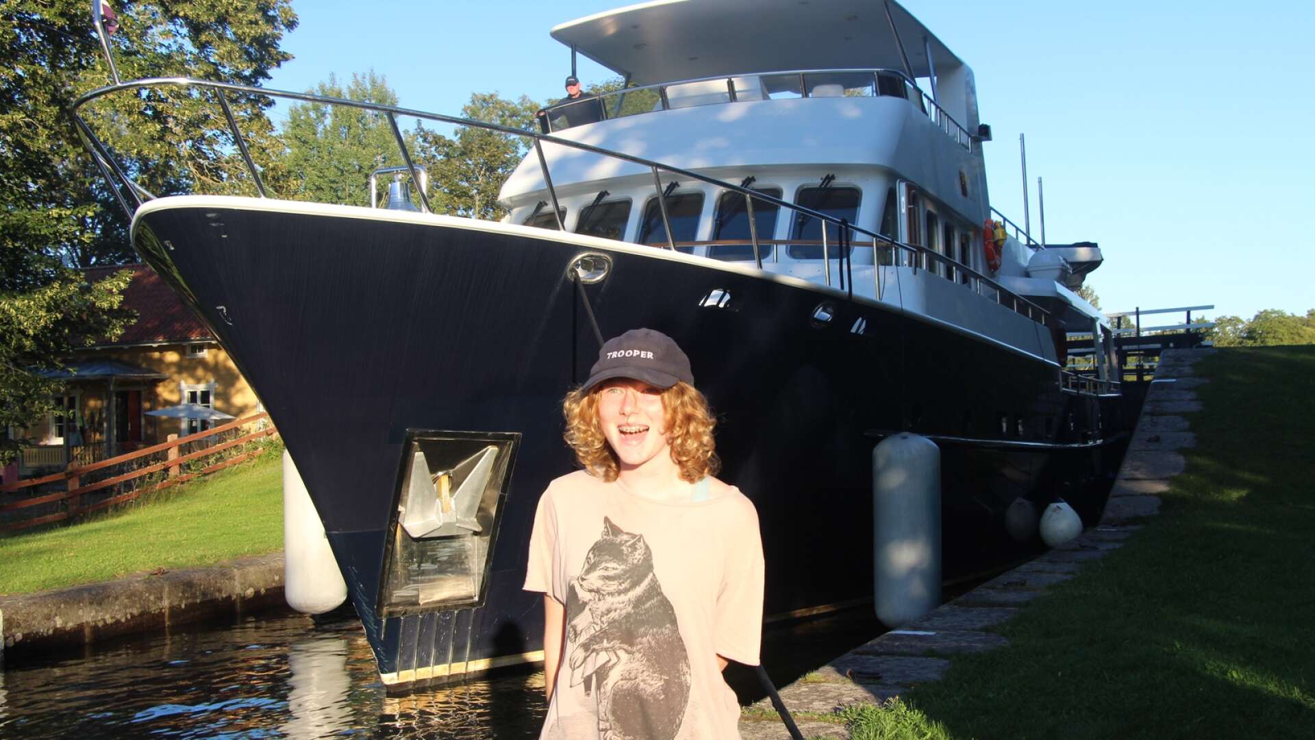 Tatjana Rose, 14, är på semester med sin familj och deras lyxyacht Trooper som under onsdagskvällen passerade slussen i Riksberg. Hade fartyget varit två decimeter bredare hade den inte fått plats i bassängen.