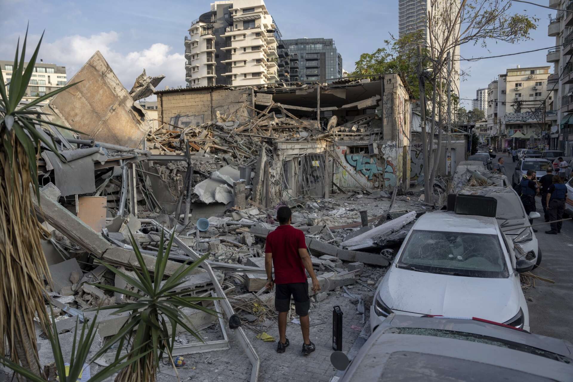 Israeler bevittnar förstörelsen i Tel Aviv efter Hamas attacker.