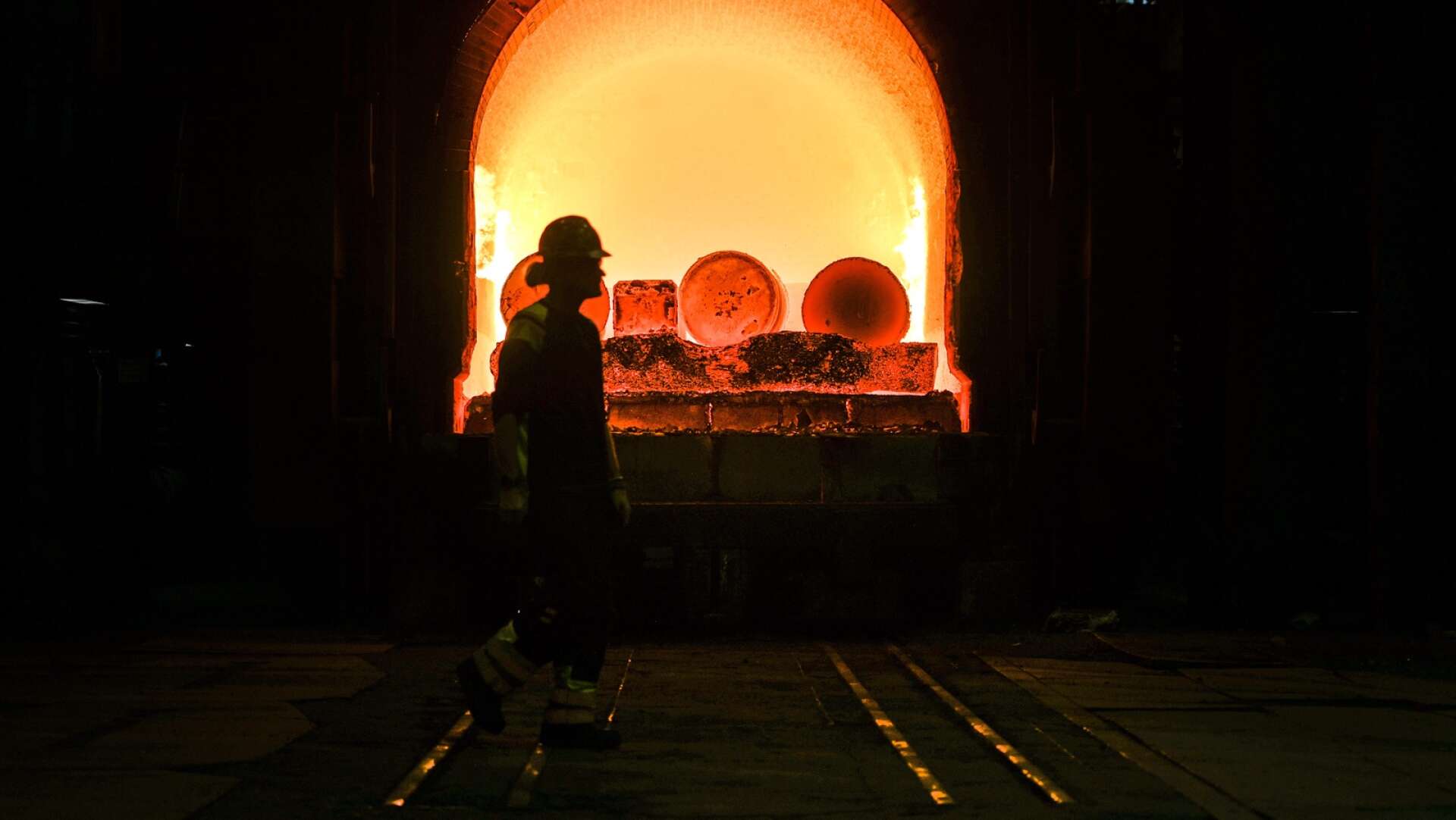 Uddeholm satsar på en ny ugn i stålverket i Hagfors. Bild från ett tidigare tillfälle som togs i den del av stålverket som kallas värmebehandlingen. 