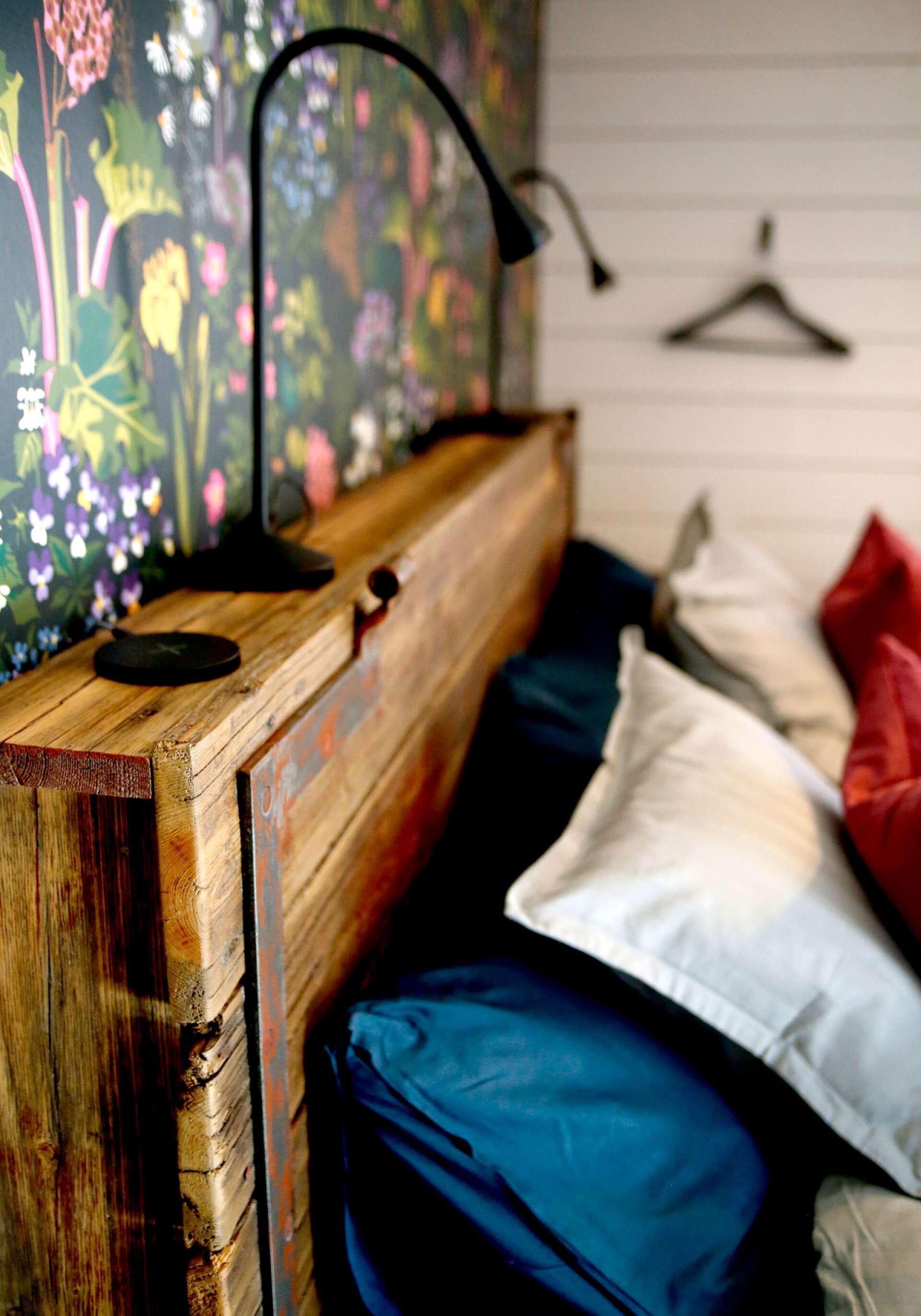 Sängaveln i masterbedroom är gjord av en gammal ladugårdsdörr.