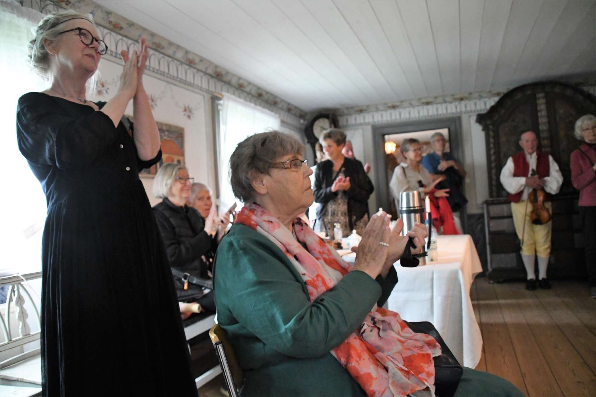 Monica Jansson och Else-Marie Svensson, två av de fyra kvinnor som planerat att ”låta gubbarna komma tillbaka”. De andra är Meta Flodén och Margareta Troell.