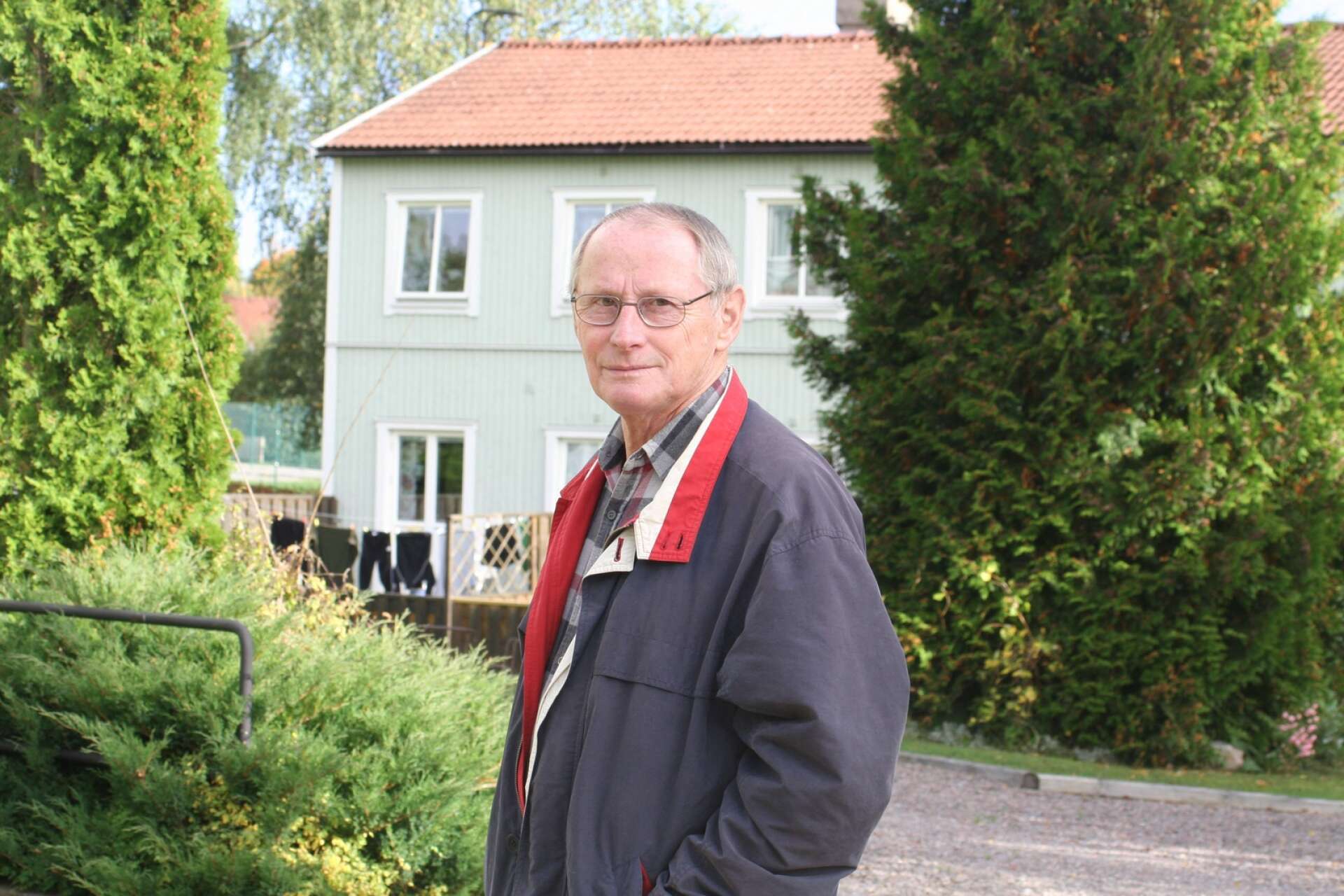 Som 18-åring flyttade Sven Martinsson från Tisselskog till Åmål och sedan förblev han staden trogen. Han hade många uppdrag inom politik och föreningsliv och en tid var han ordförande för Camillahusens bostadsrättsförening.