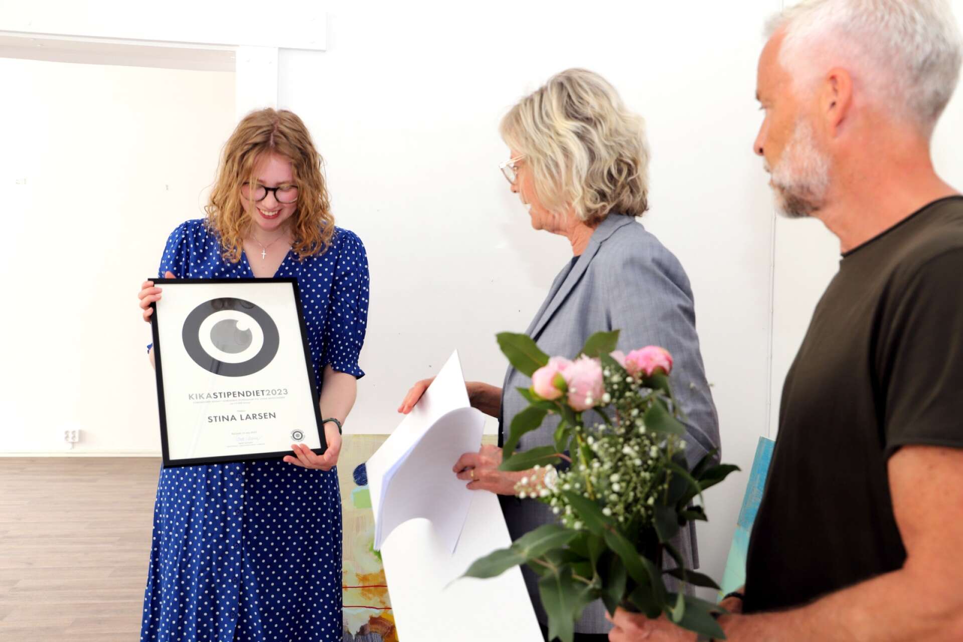 Lena Larsson och Olle Olsson från Föreningen Konst i Karlstad hjälptes åt att dela ut stipendiet till Stina Larsen.