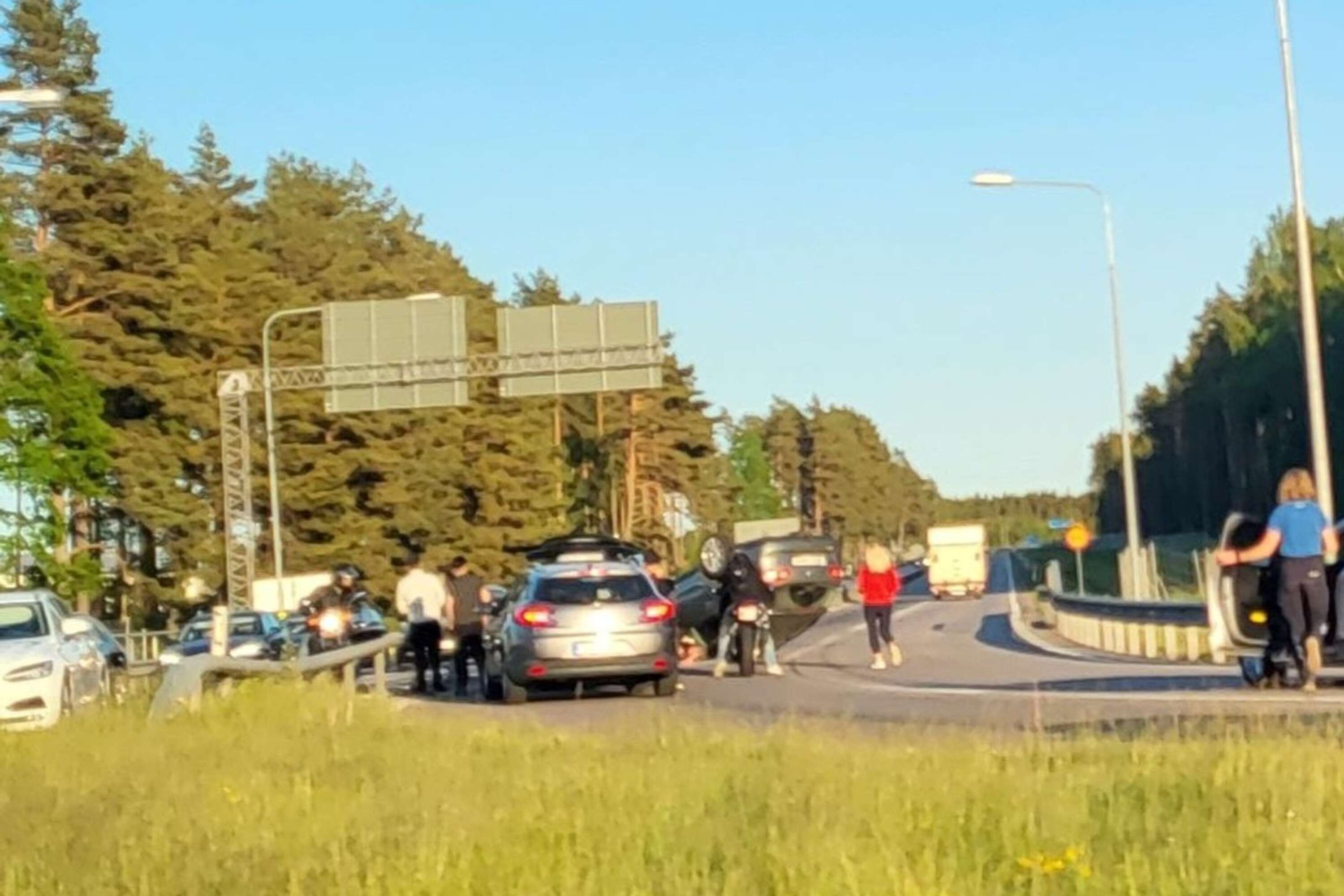 En kvinna i 60-årsåldern fick föras till sjukhus efter en trafikolycka som inträffade på riksväg 44, i höjd med Skararondellen. 
