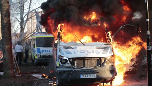 Motdemonstranter satte eld på polisfordon under våldsamma protester mot den högerextreme Rasmus Paludans manifestation i Örebro 2022.