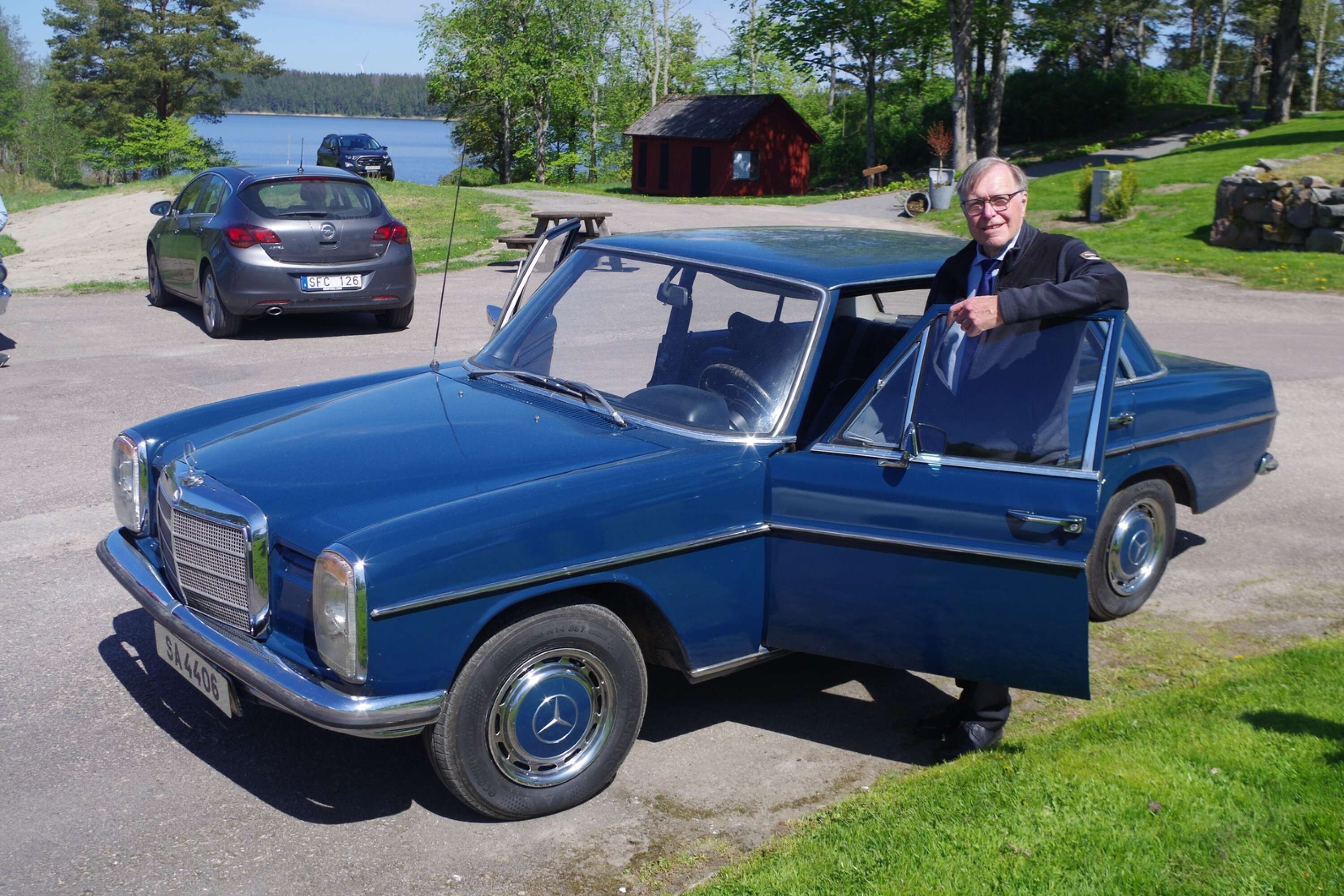 Per Johansson rattar sina föräldrars Mercedes 200 av 1971 års modell i originalskick.