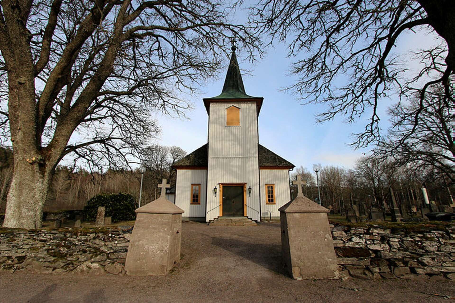 Skärtorsdagens gudstjänst i Tisselskog firas med nattvardsvinet i särkalkar av engångskaraktär.
