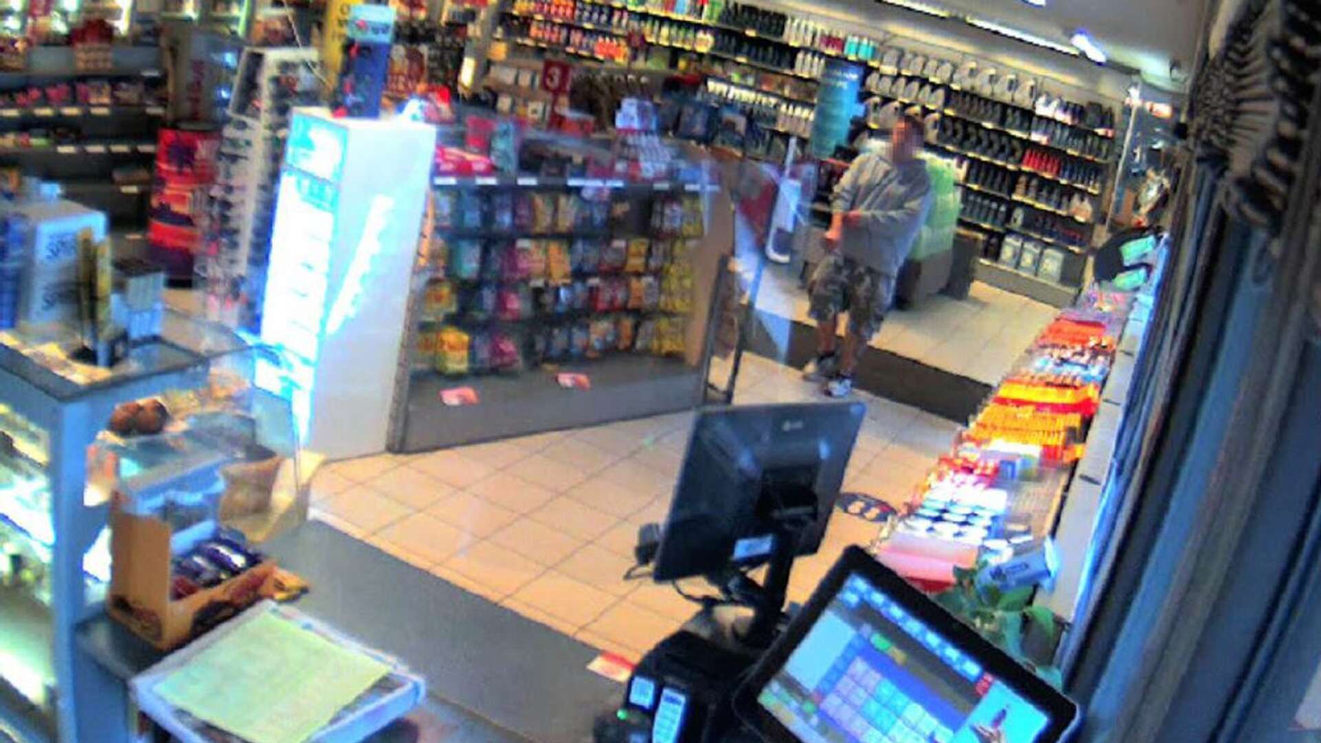 En tredje person är nu misstänkt för kidnappningen. Här är den sista kända bilden på den försvunne – tagen med en övervakningskamera i samband med att han handlar varor på en bensinmack i Årjäng.