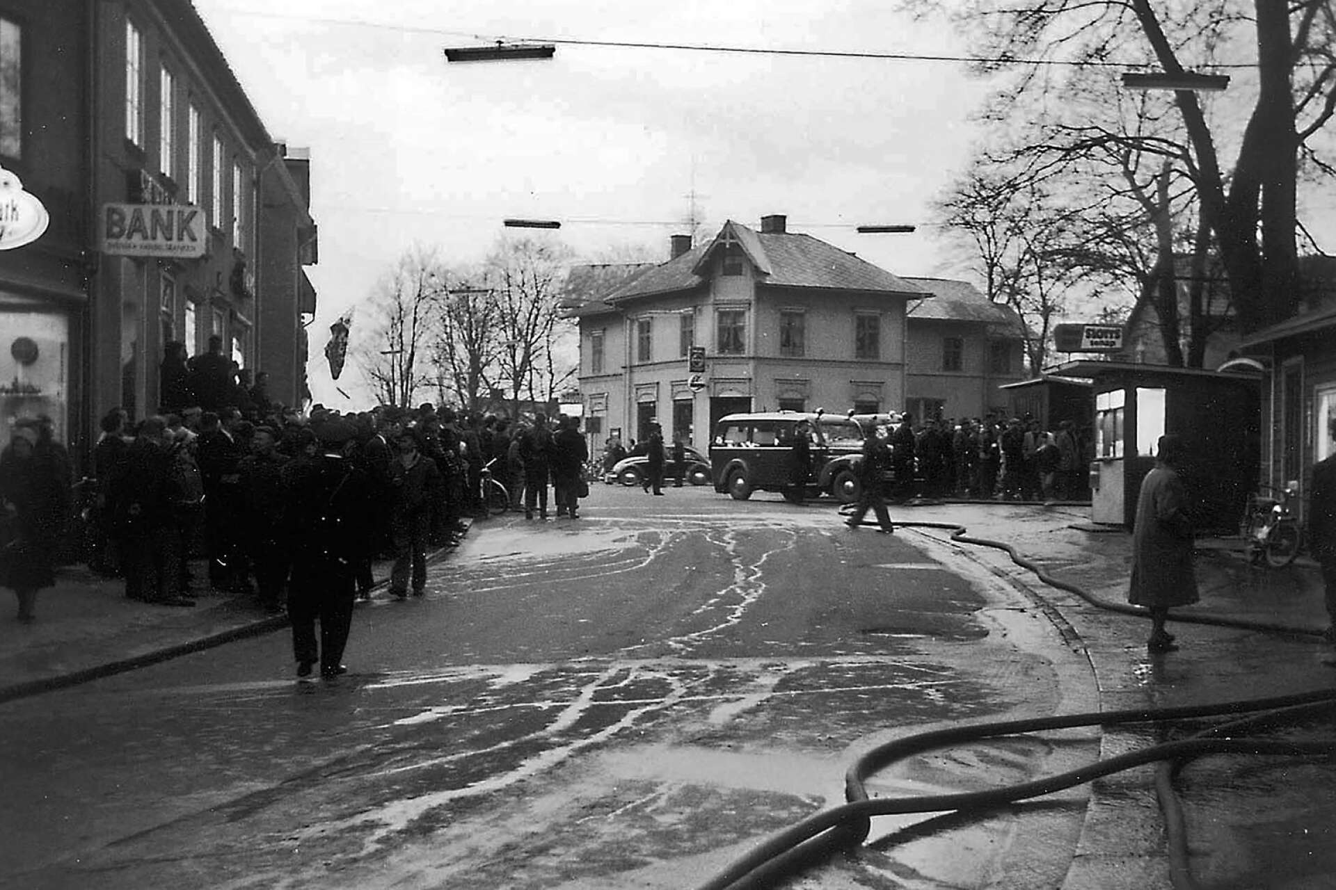 Längs Storgatan löpte ett virrvarr av brandslangar och på trottoarerna trängdes massvis av människor.
