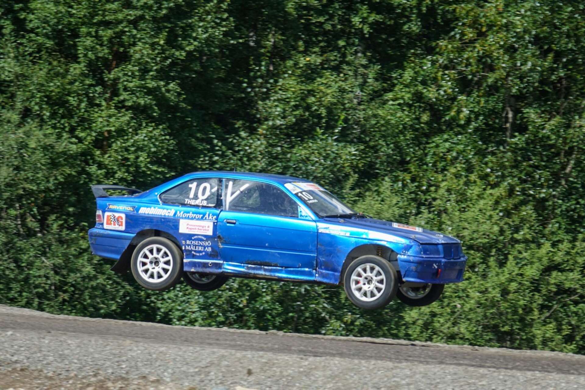 Anton Eriksson Therus med sin BMW E36 under SM-avslutningen i Kalix. 