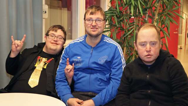 Tim Andersson, Daniel Ousbäck och Fredrik Lindberg medverkar i Skövde kommuns nya serie som handlar om deras vardag inom LSS-verksamheten: ”Det är inte så många i Skövde som vet hur vi har det”, säger Fredrik.