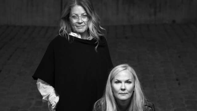 Åsa Bonelli och Ida Axelsson bildar en ny deckarduo, efter att tidigare ha skrivit flera böcker på egen hand. Deras förstlingsverk tillsammans utspelar sig i  Värmland.