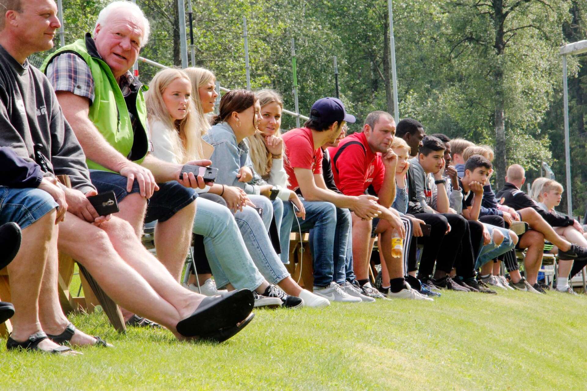 Ett 50-tal intresserade följde den öppna träningen med stort intresse på Långevi.