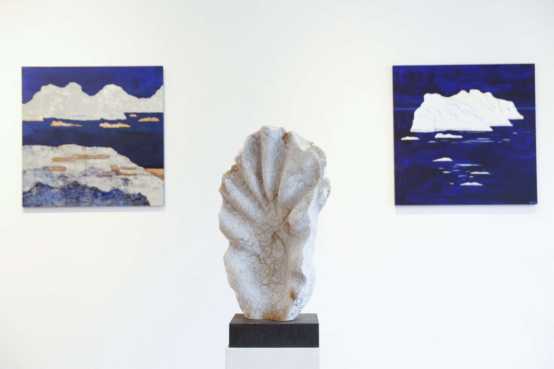 Ann Carlsson Korneev inspireras mycket av naturen i sin konst. ”Lyssna till havet II” heter den här skulpturen i alabaster.
