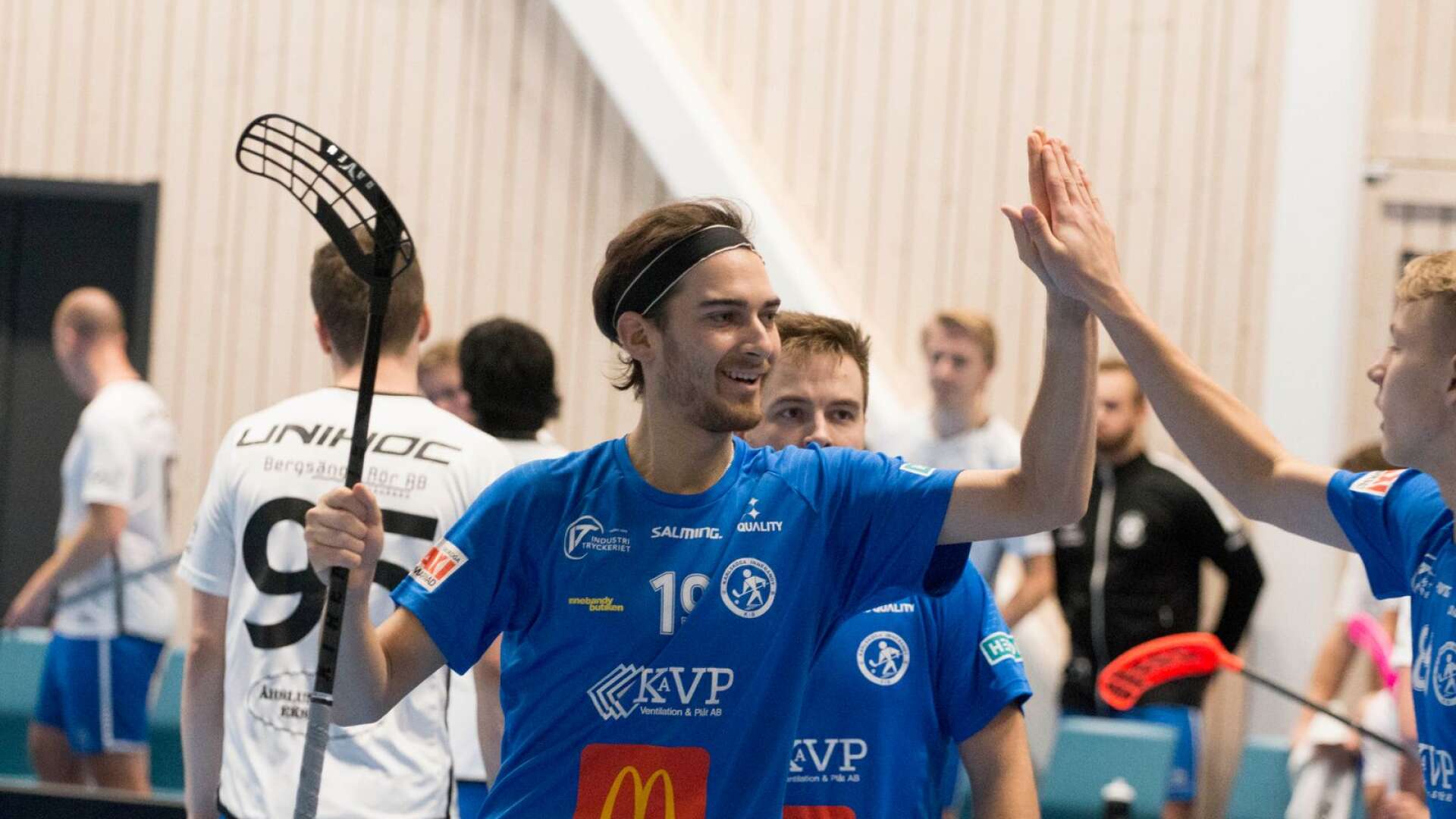 Victor Haraldsson tackar sin nye radarpartner Hampus Helj för passningen till hans 1–1-mål i mitten av första perioden.