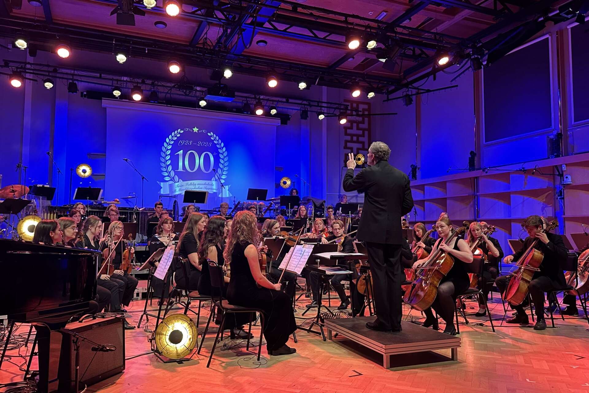 Ingesunds symfoniorkester med dirigenten Johannes Gustavsson var jubileumskonsertens husband. 