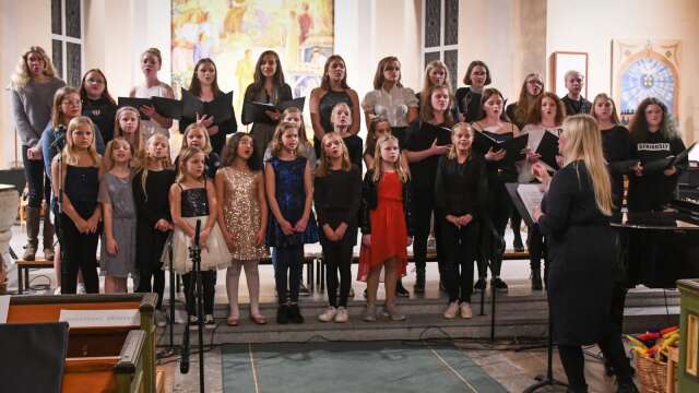 Kulturskolans kör sjunger under förra årets insamlingskonsert för Världens Barn.