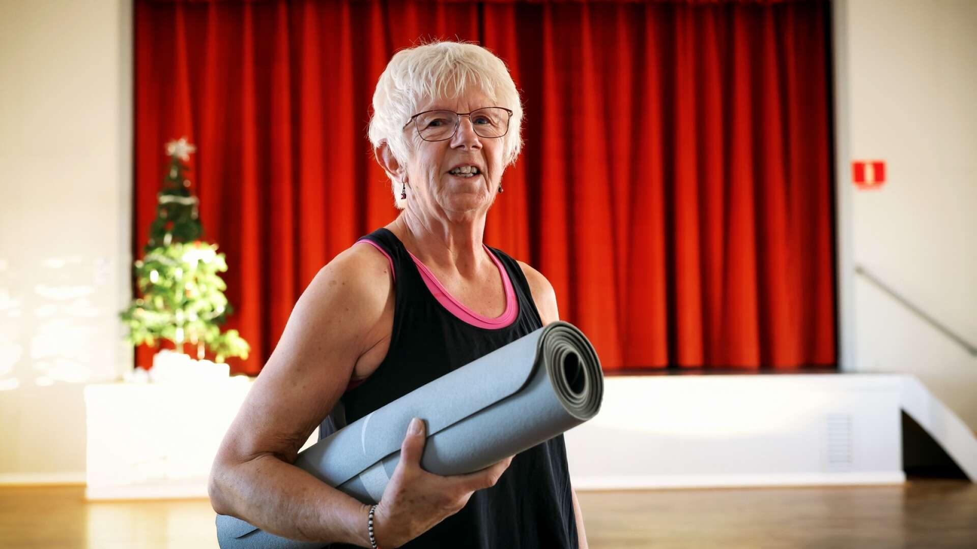 71-åriga Viola Karlsson har varit gympaledare i Rackeby bygdegård i 40 år. 