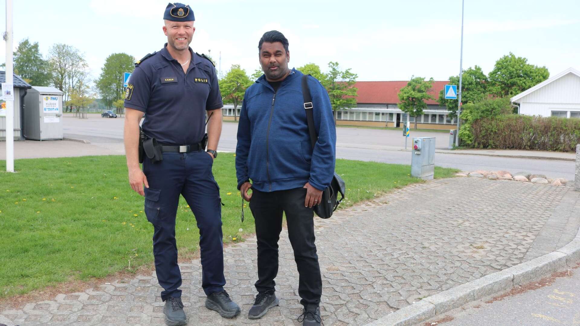 Kommunpolis Kristoffer Hjelm och kommunalrådet Daniel Andersson (M), vill gärna komma tillrätta med buskörningen på Icas parkering i Nossebro under kvällar och nätter. 