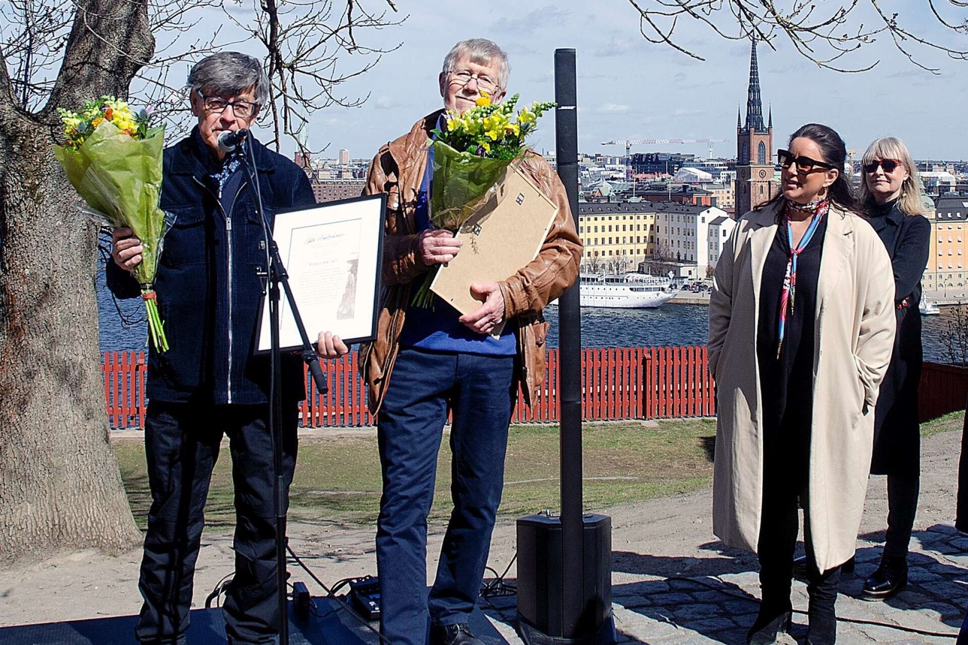 Anders Falk och Per Nilsson tackar för stipendiet i Ivar Los park på Söder i Stockholm med två av prisnämndens fem ledamöter, Lisa Nilsson och Carin Kjellman, som närmaste vittnen.