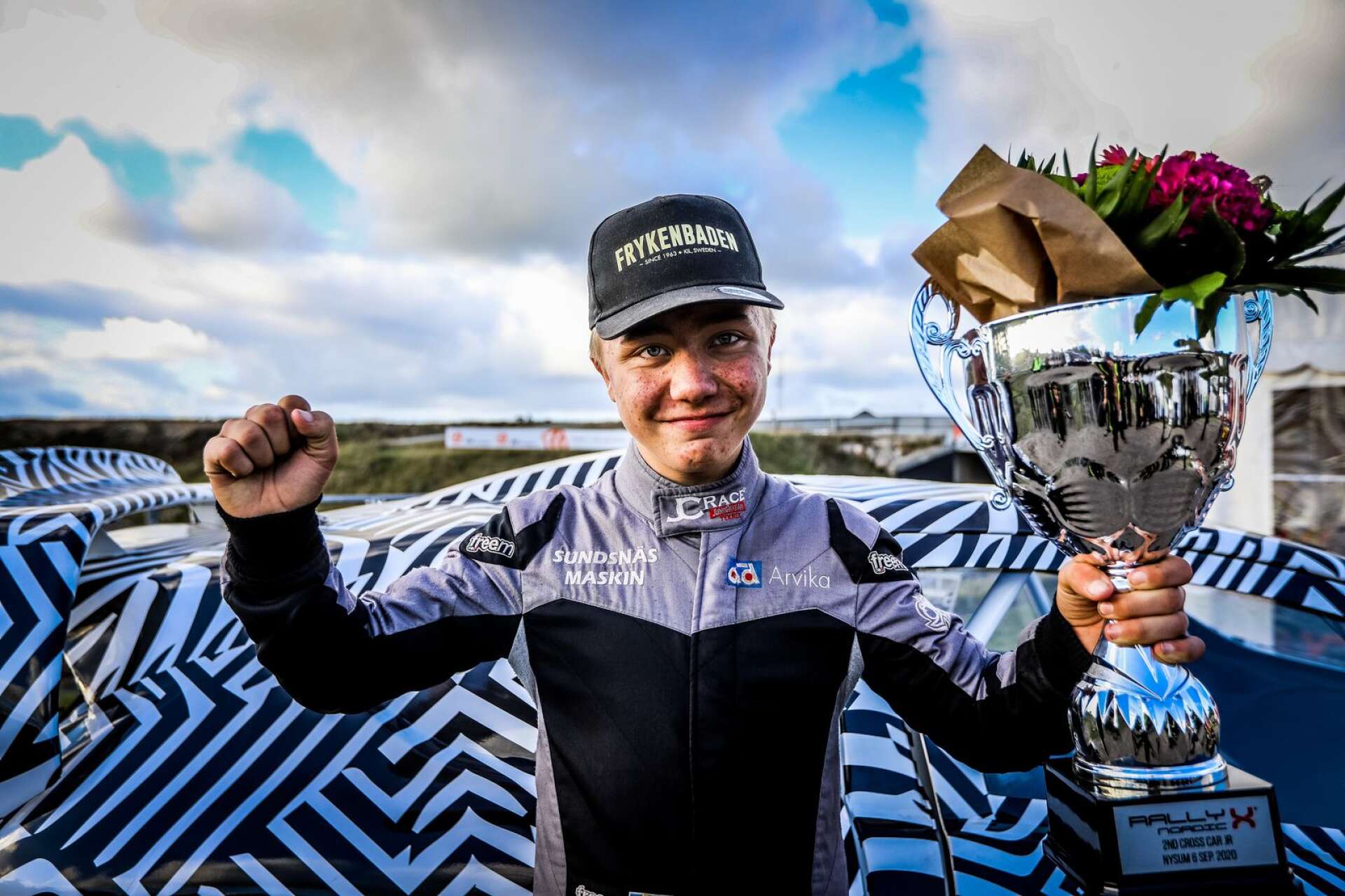 Alex Gustafsson jublar över totalsegern i juniorklassen i crosskart i RallyX Nordic.