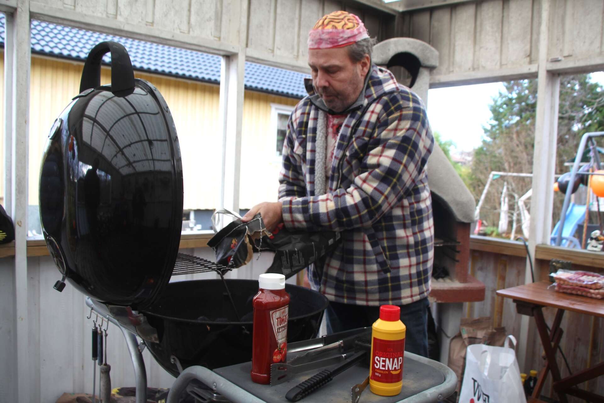 Anders Klasson förbereder för grillfest, som var avslutningen på Halloweenracet.