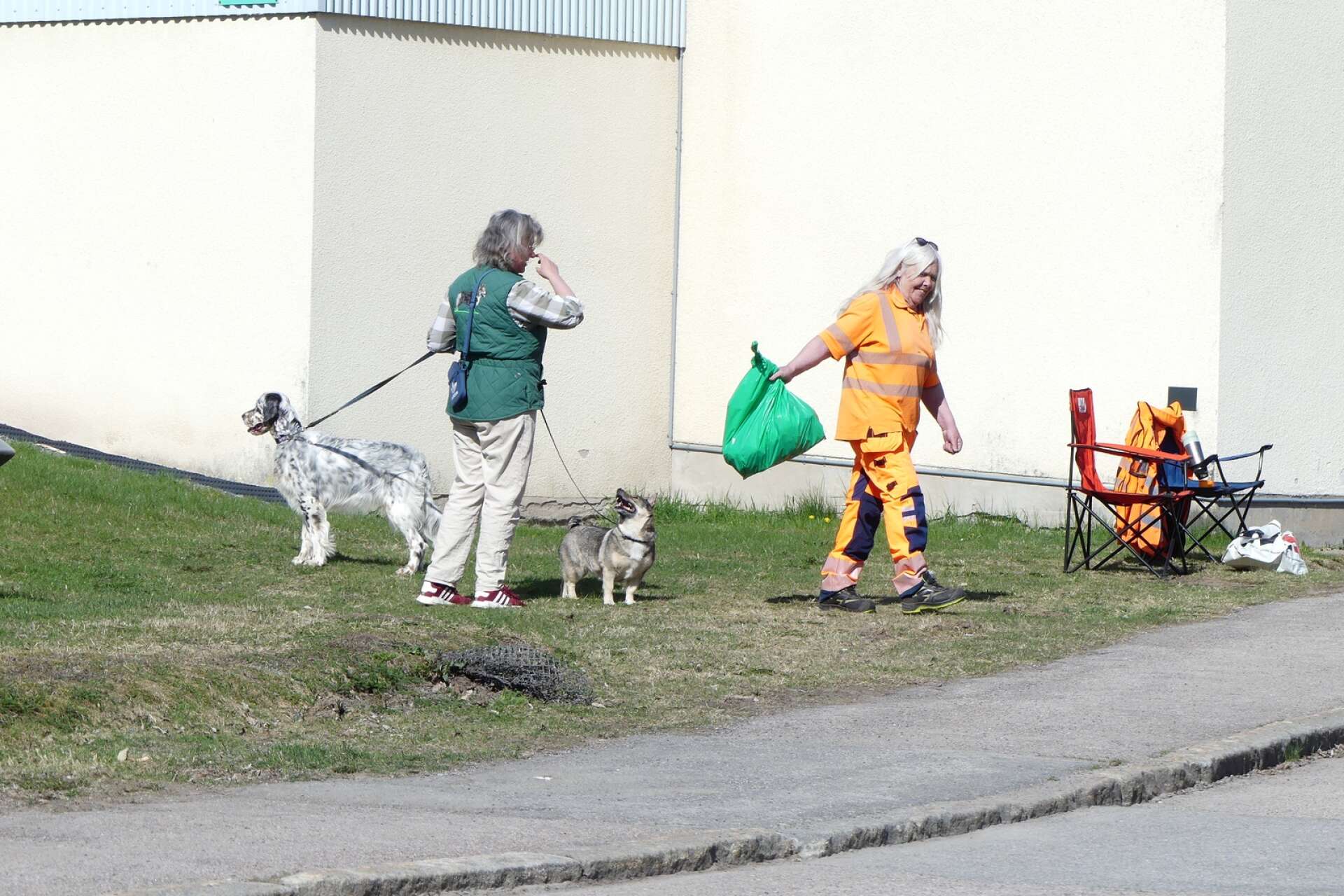 Ann-Marie Fransson tillsammans med hundarna Curie och Älla lämnade ifrån sig en skräppåse till Lena Ekberg