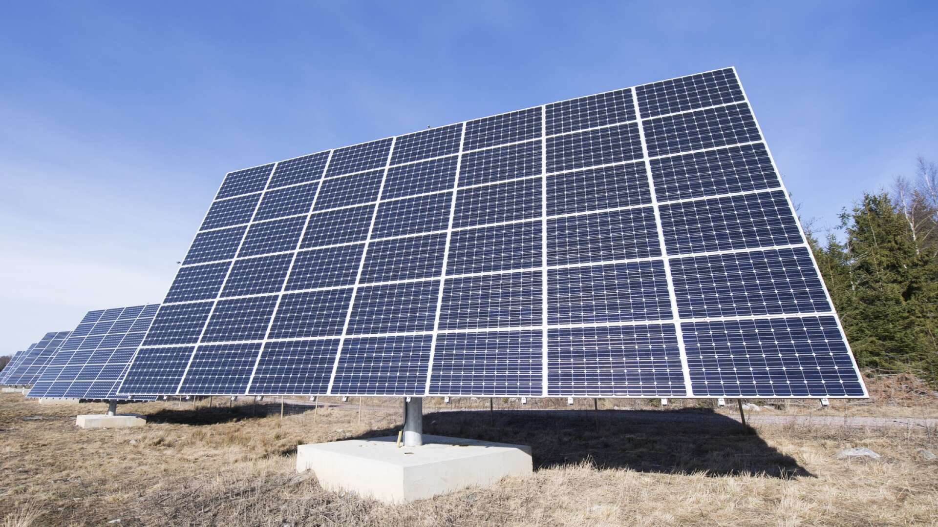 Solenergi, som knappt nämns i regeringens i klimathandlingsplan, har stor potential i Sverige. År 2022 producerade solceller endast 2 TWh elenergi i Sverige, skriver Anders Andersson.