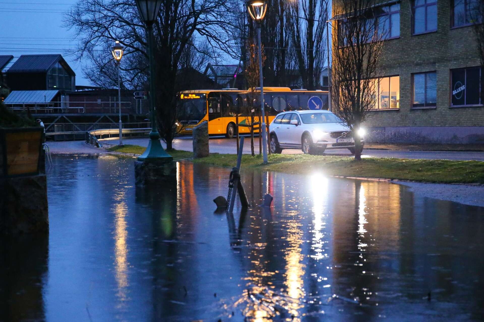 Vattnet närmar sig bilvägen in mot centrala Arvika.