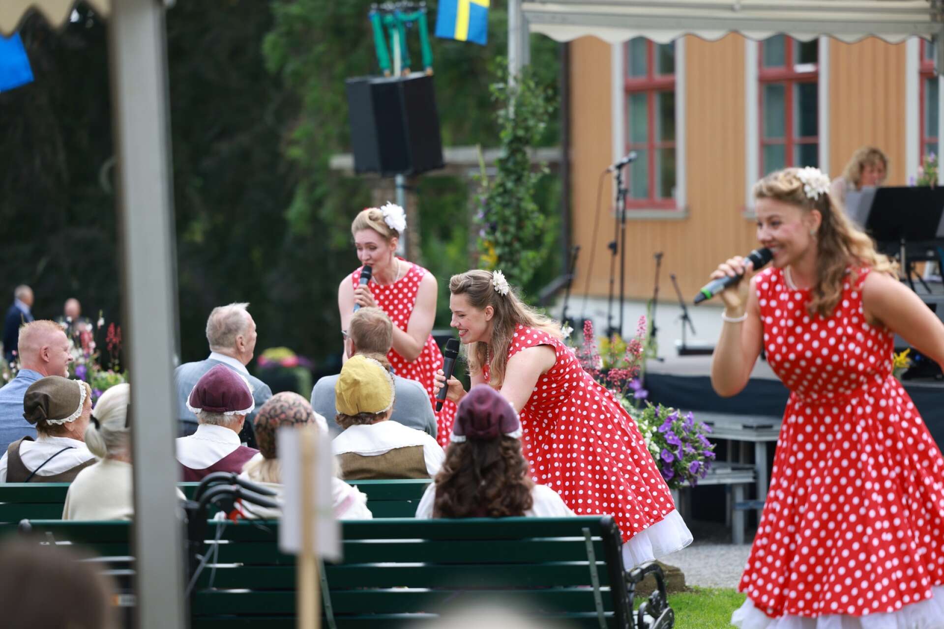 The Hebbe Sisters inderhåller publiken under De gamlas dag på Ekerö.
