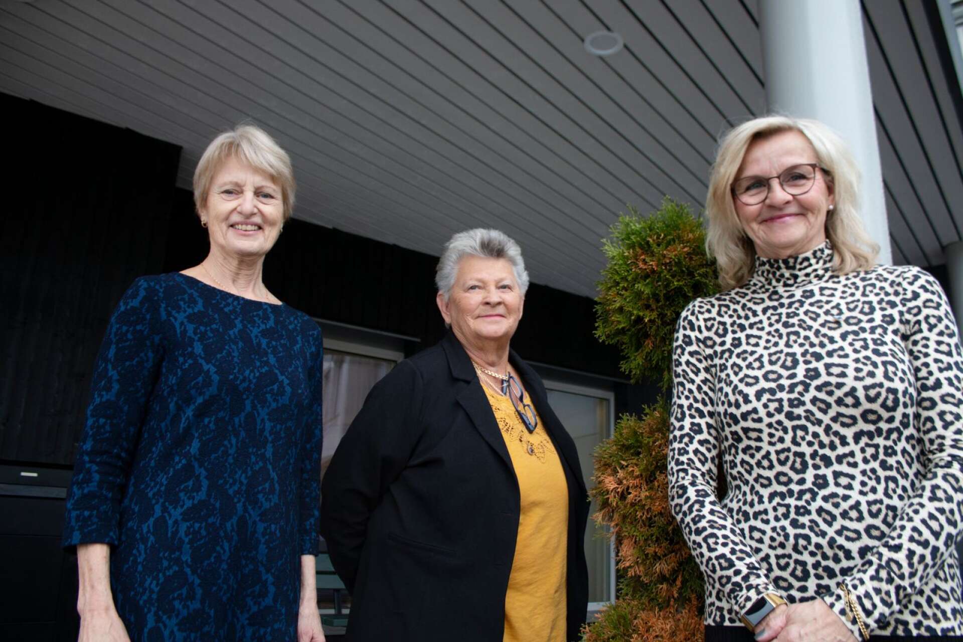Solwieg Gard (S), Margareta Ivarsson (C) och Annika Lückner på socialförvaltningen är oerhört nöjda över att det nya äldreboendet står färdigt.