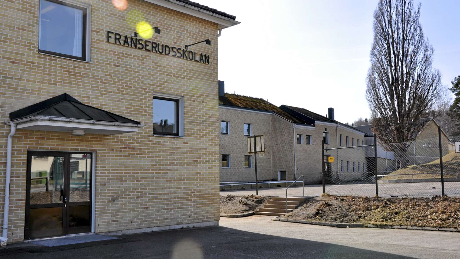 Franserudsskolan i Bengtsfors tvingas ta till åtgärder efter ett coronautbrott. Samtliga femteklassare kommer att få distansundervisning under måndag och tisdag.