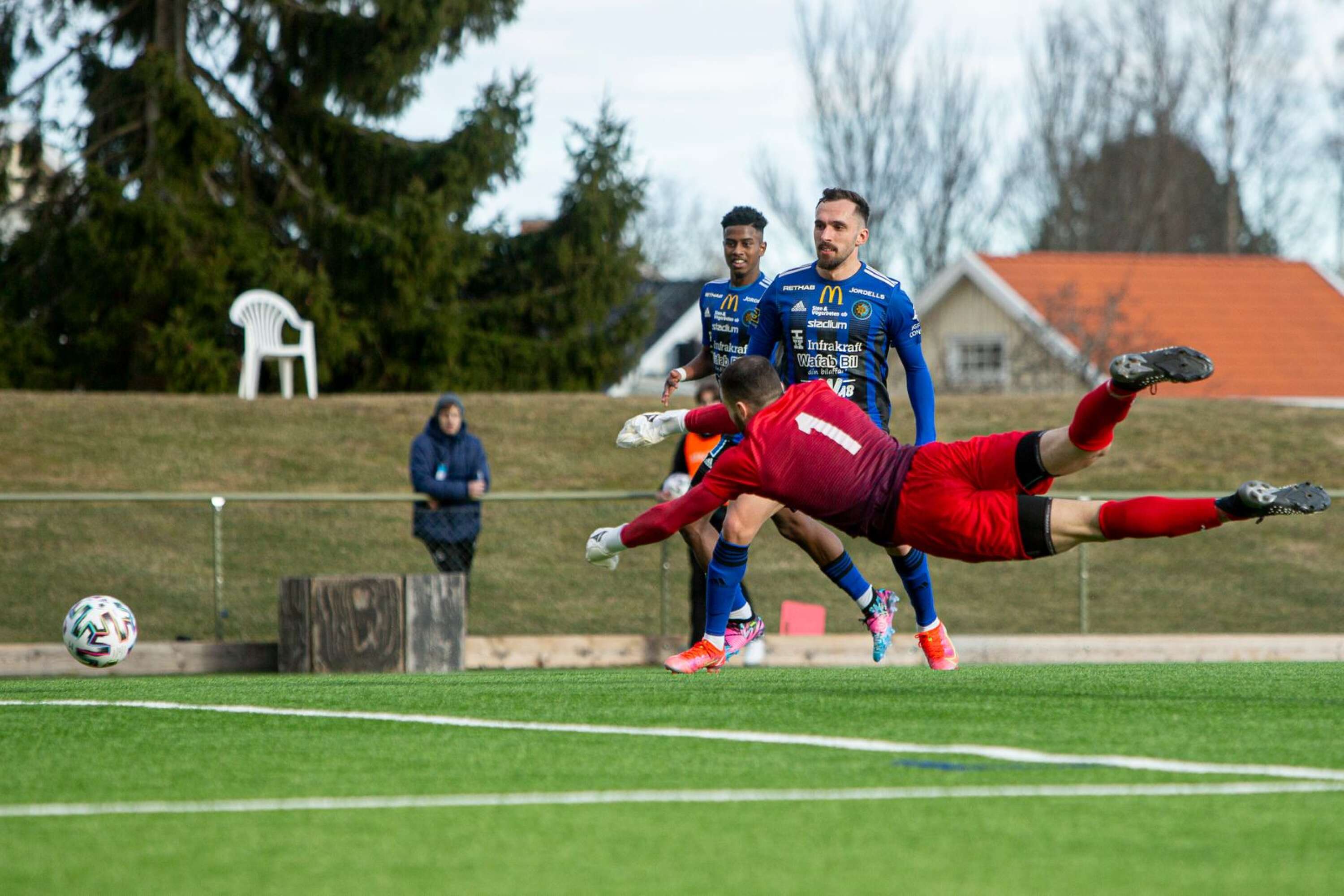 Agon Beqiri slog in 4–0 till Karlstad i öppet mål efter framspelning av Jacob Ericsson.