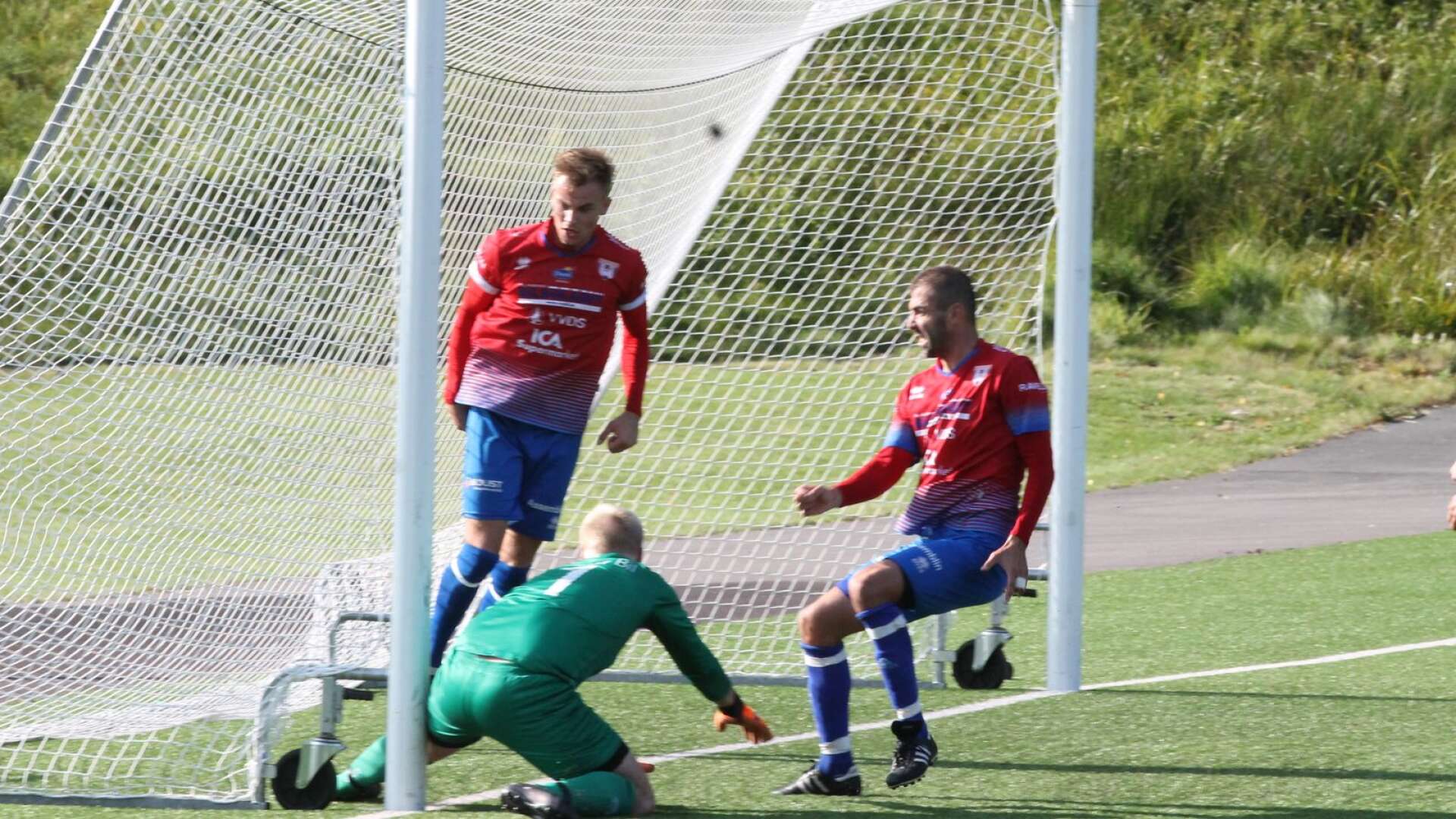 Jonas Alfredsson vann duellen med Adolfsbergsmålvakten och Almir Aldzic kunde forcera 1–1 och rädda en poäng till Bengtsfors.