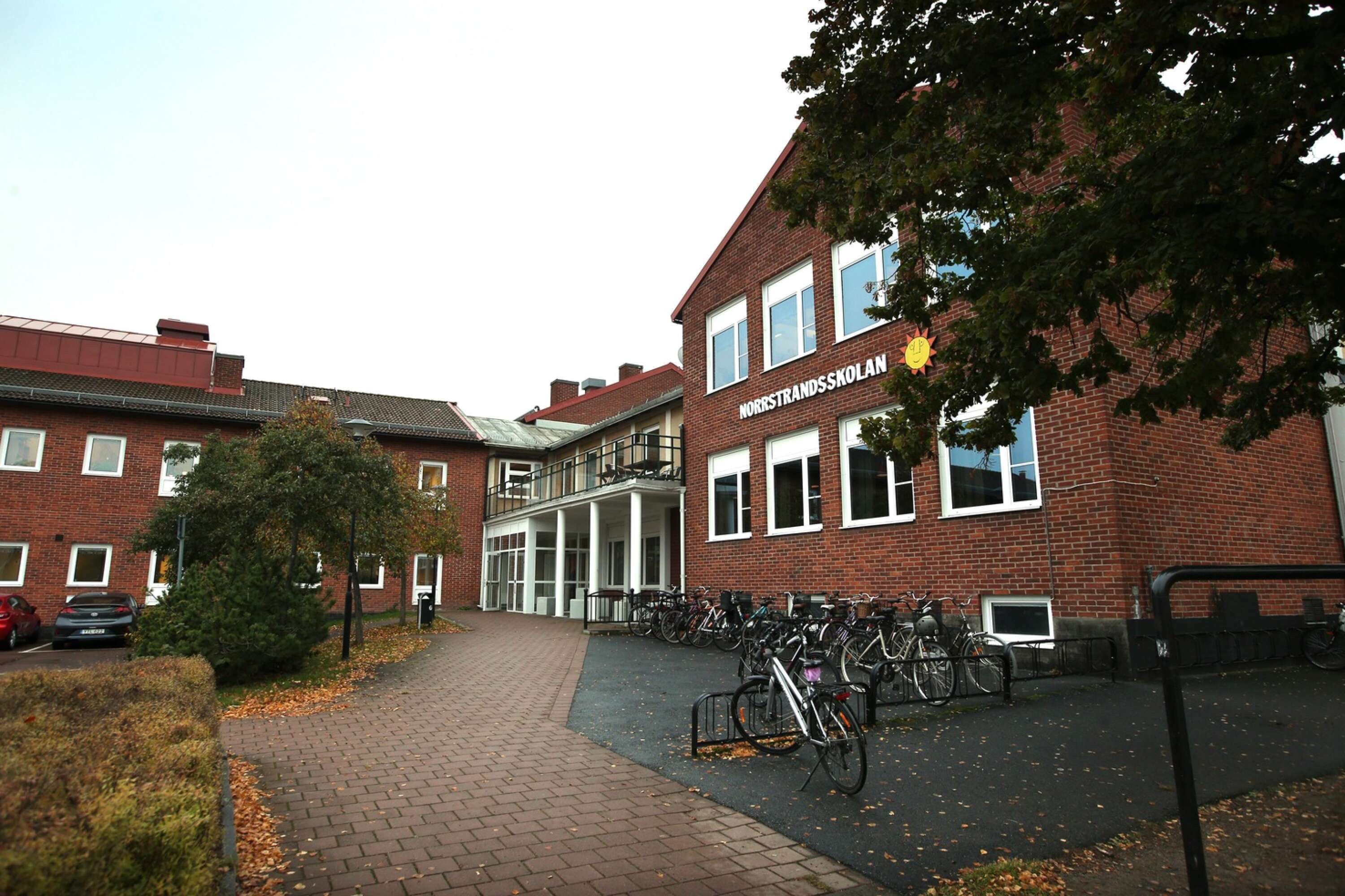 Den 46-årige blev avslöjad när han sökte jobb på Norrstrandsskolan i Karlstad med påhittade referenser.