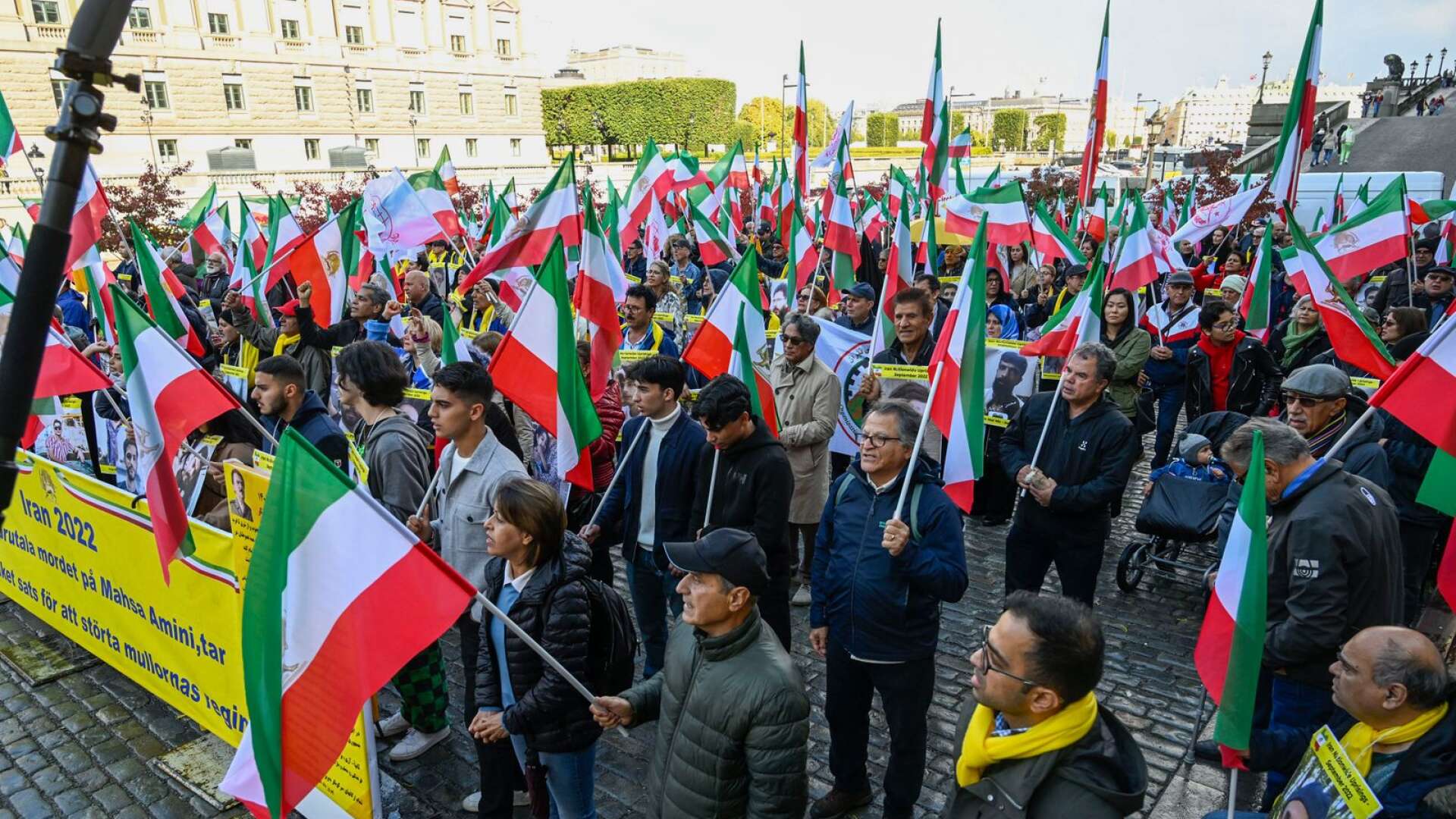 Demonstration utanför riksdagen den 1 oktober för att visa stöd för det iranska folkets protester mot regimen.