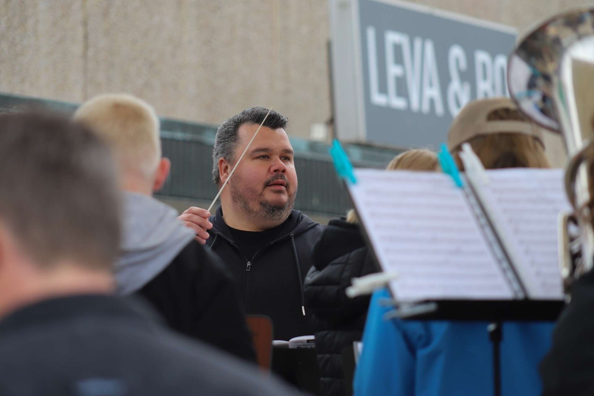 Fredrik Myrén, musiklärare i  Åmål, ledde orkesters med elever och lärare under lördagens turné. Första stoppet var Bengtsfors.
