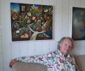 Janne Samuelsson med verket ”Lycklig konstnär” på väggen. Konstnären själv verkade ju må ganska bra under årets konstrunda.
