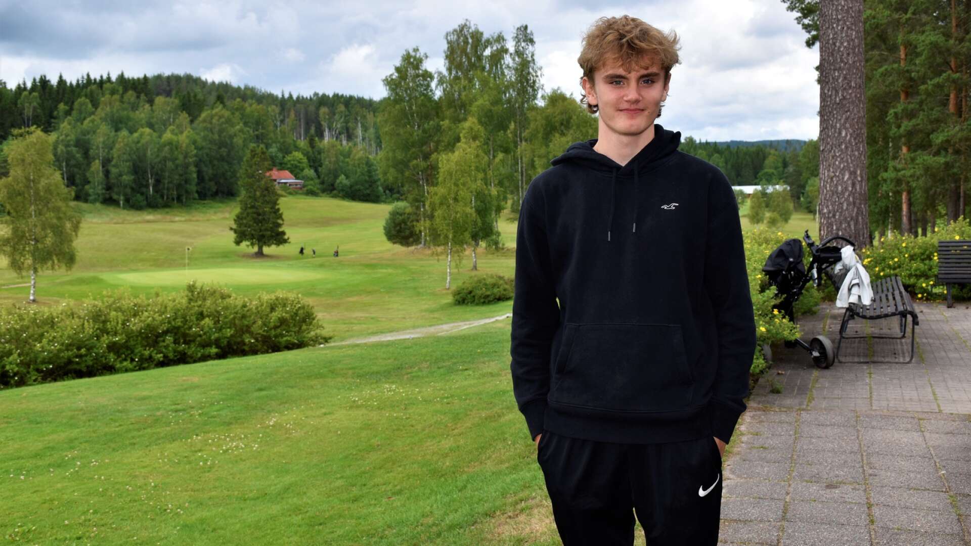 Arvika Golfklubb är delarrangörer i Femdagarsgolfen, där spelarna får spela golf under flera dagar och på olika golfbanor. Oscar Klarström, 17, var en av sommarjobbarna som höll ställningarna  i Edane under veckan. 