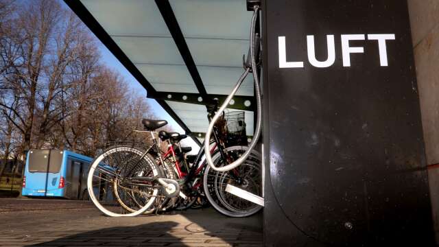 Vid busstationen i Mariestads finns denna cykelpump. Arkivbild.