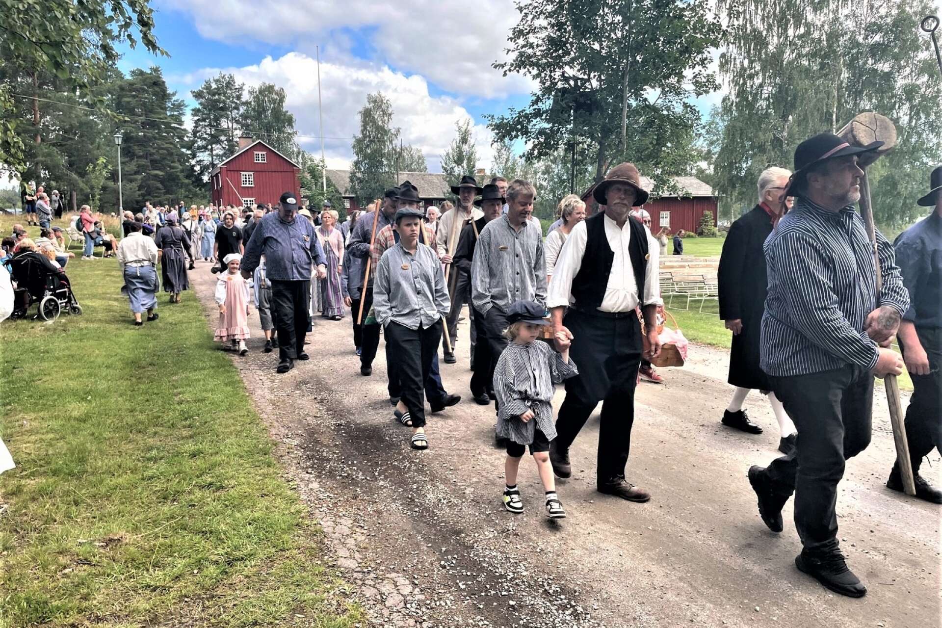 Vid öppningsceremonin är det tradition att alla ideella arbetare på Gammelvala, tillsammans med årets miltändare, tågar till friluftsscenen för invigningen, anförda av Brunskogs spelmanslag.