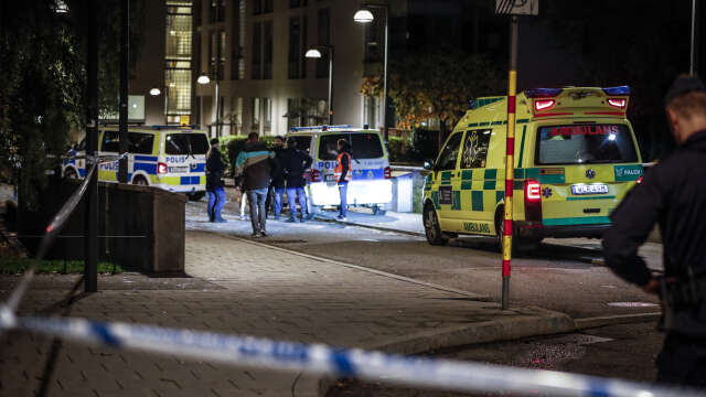 Polis och ambulans på plats i Hammarby sjöstad i södra Stockholm, där en man hittats skjuten. Mannen avled senare av sina skador.