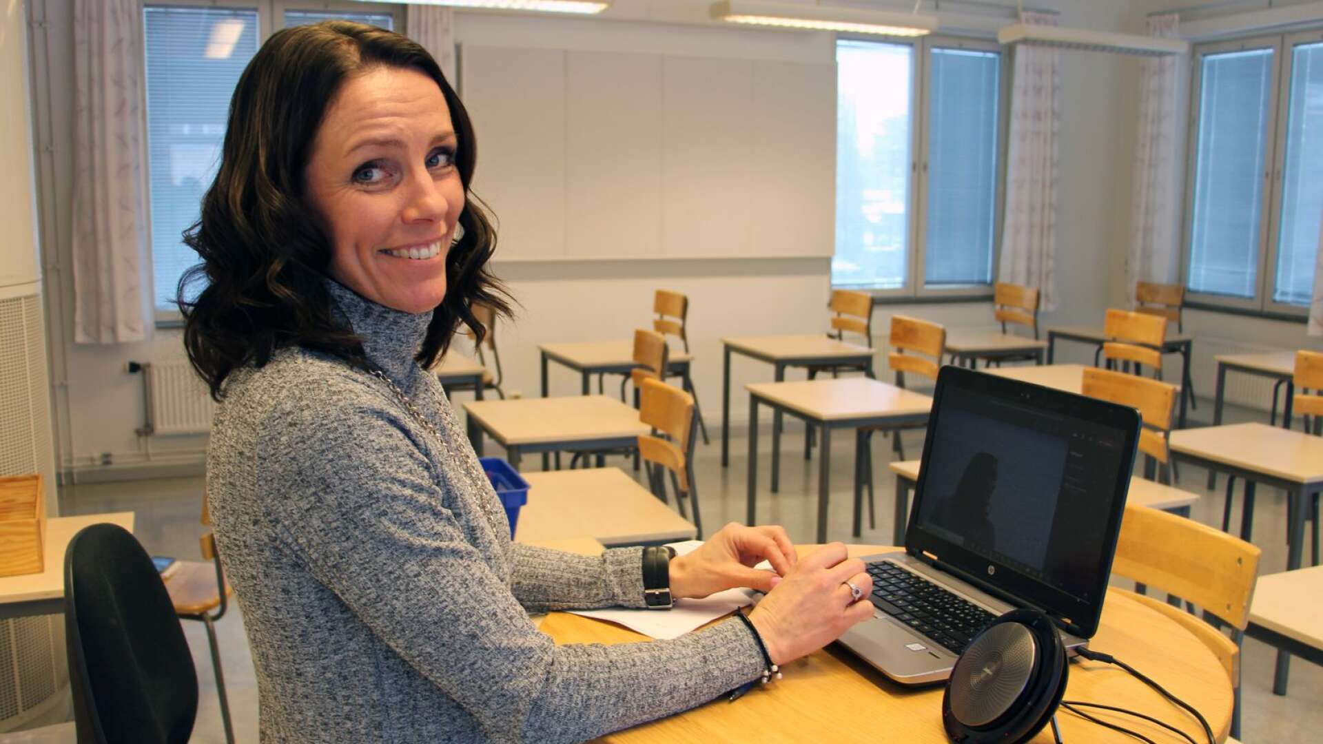 Karin Cederberg, lärare vid Helenaskolan i Skövde under onsdagens matematiklektion med en klass i årskurs 7.