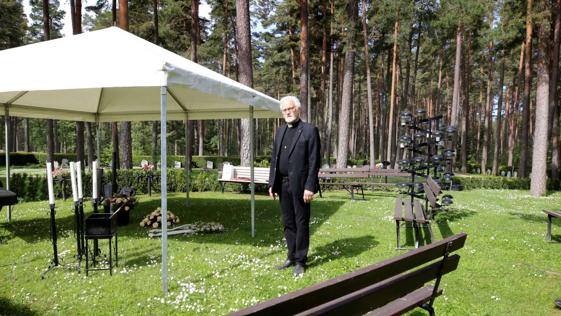 Wilhelm-Jan Fens vid minneslunden på Leksbergs kyrkogård i Mariestad. Där går det numera att ha utomhusbegravning och Fens tror att det kan bli vanligare även när coronapandemin är över.