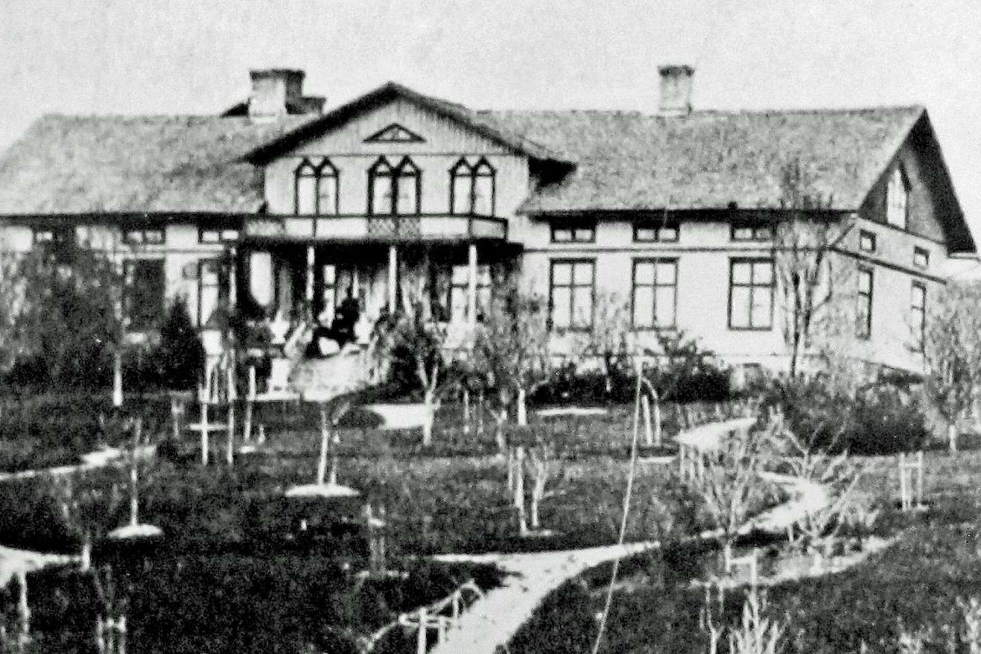 Ett hus som skymtar på åtminstone ett par av de äldsta bilderna från Säffle är det apotekshus, som enligt uppgift byggdes 1864 och förstördes i en brand 1893. Det låg nära den plats där man numera hittar Silvénska villan. 