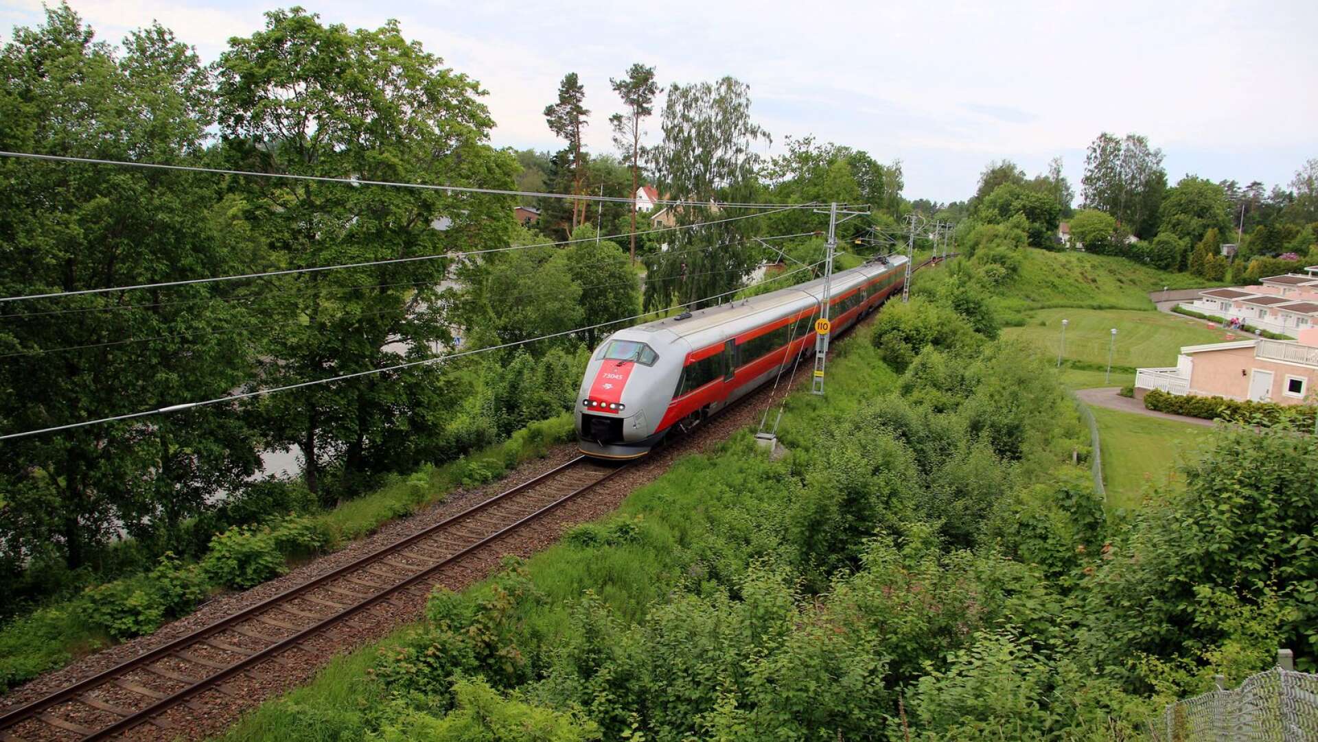 Vill Sverigedemokraterna fortfarande ha en dubbelspårig järnväg genom Dalsland, undrar Per Eriksson (S).